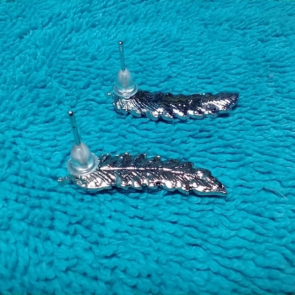 Silvertone rhinestone pierced post leaf earrings - Picture 4 of 5